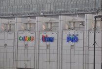 駅とつながった「横断デッキ」&「PiO」サイン